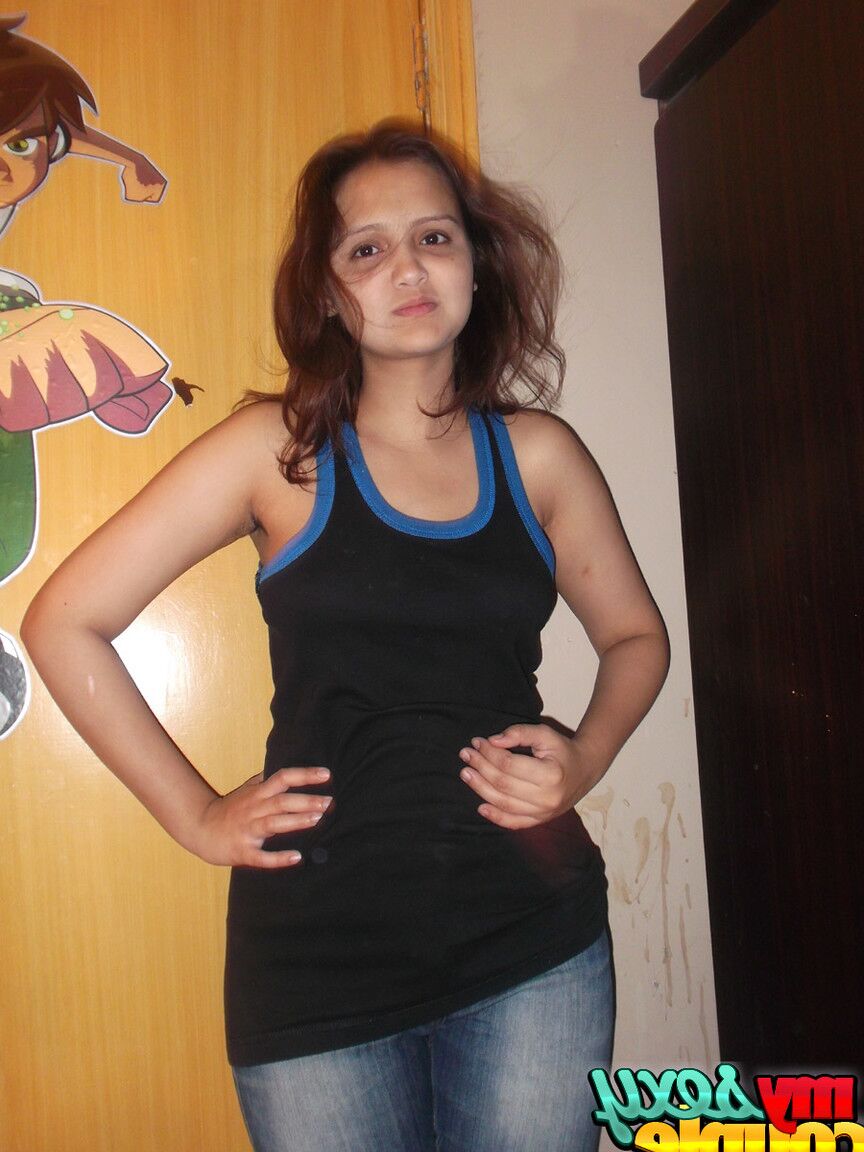 12P A amadora indiana Sonia Bhabhi levanta a blusa e acaricia seus peitos