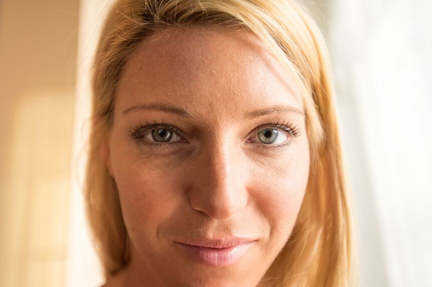 15P Heiße vollbusige MILF mit großen Nippeln spreizt ihre Muschi, um mit einem großen Dildo zu spielen