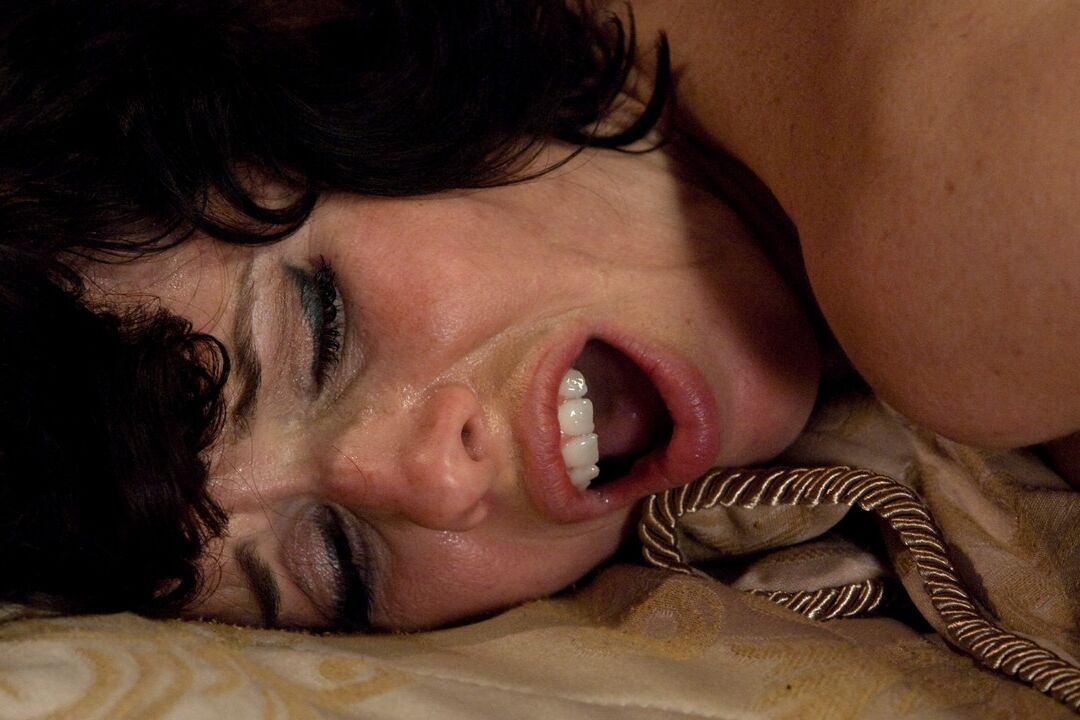 21P MILF Veronica Avluv esguicha forte e na medida em que é fodida por uma máquina de sexo