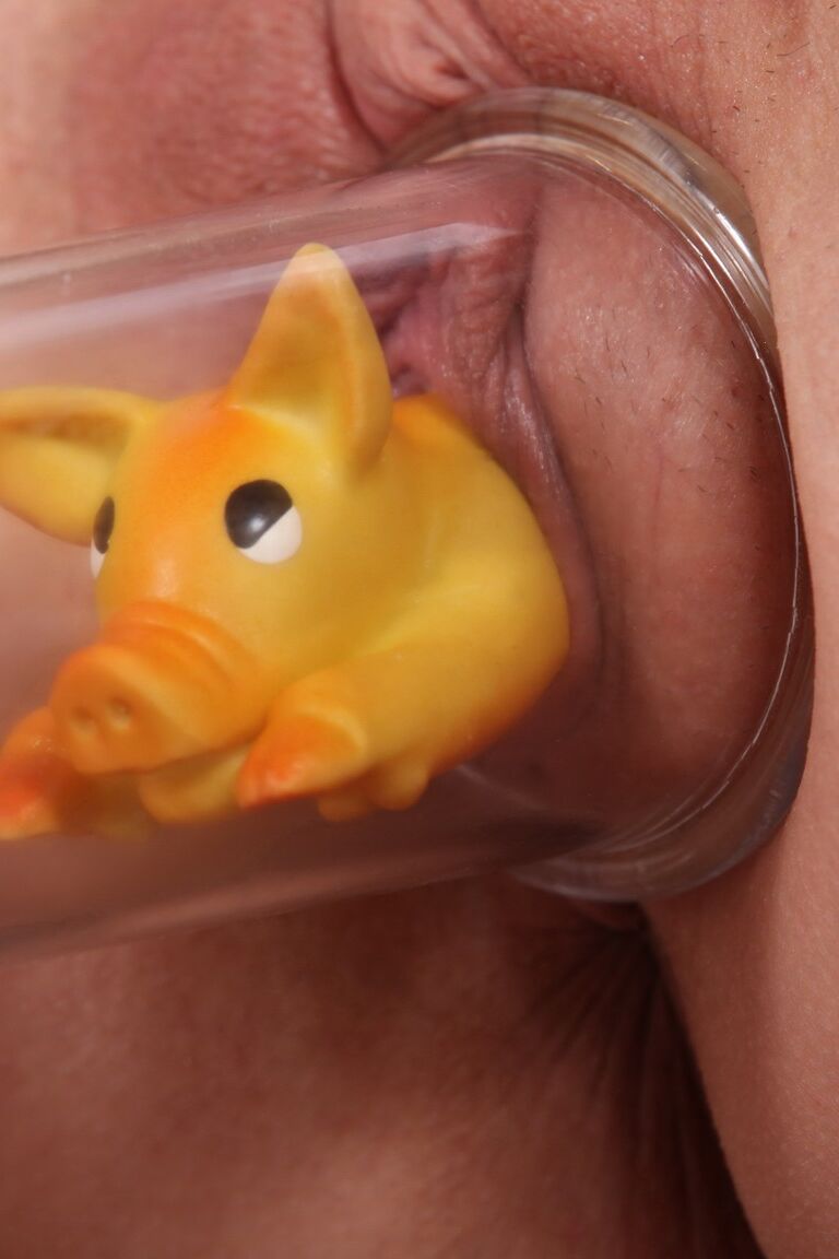21P La blonde Angel Piaff travaille sa chatte excitée avec une pompe à chatte