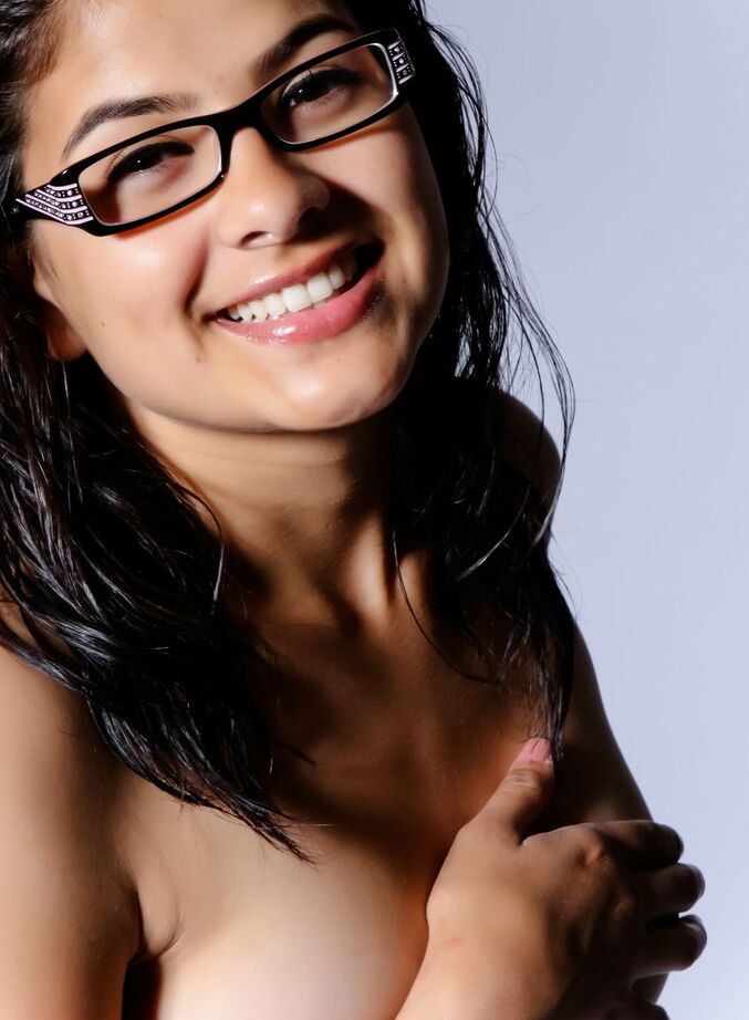 16P, une indienne solo se déshabille et porte des lunettes.