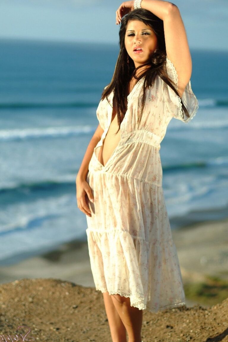 16P La estrella porno erótica Sunny Leone desnuda sus perfectas tetas naturales en la playa