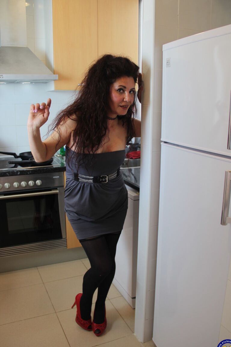 16P Dona de casa espanhola safada brincando em sua cozinha