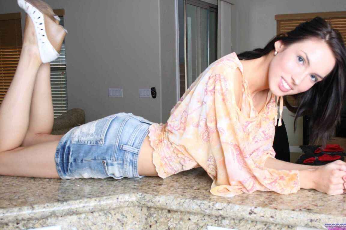 16P Skinny Teen masturbiert ihre beschnittene Muschi auf einer Küchenarbeitsplatte