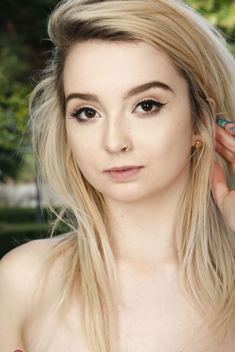21P La delgada rubia Lexi Lore muestra sus pezones perforados