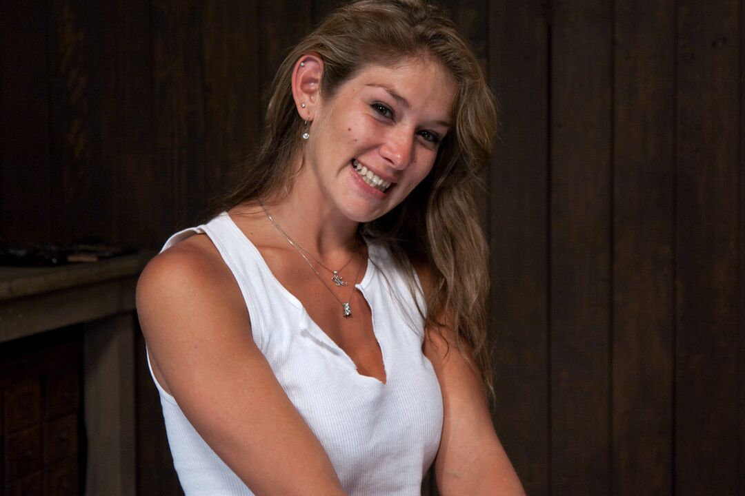 21P 巨乳のラティーナ フェロニーが縛られながら彼女のひったくりを残酷におもちゃにする
