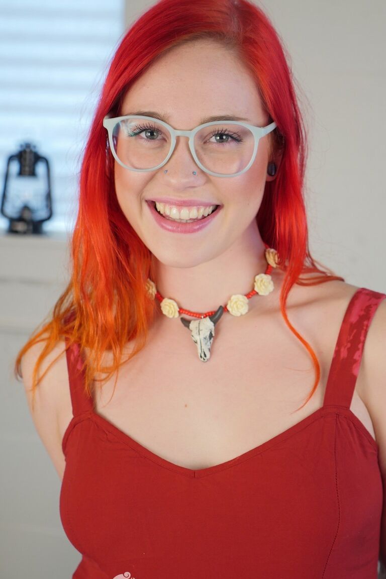 17P メガネをかけた愛らしい赤毛のジェンナビヴ・マリーがソロでクリトリスをからかう
