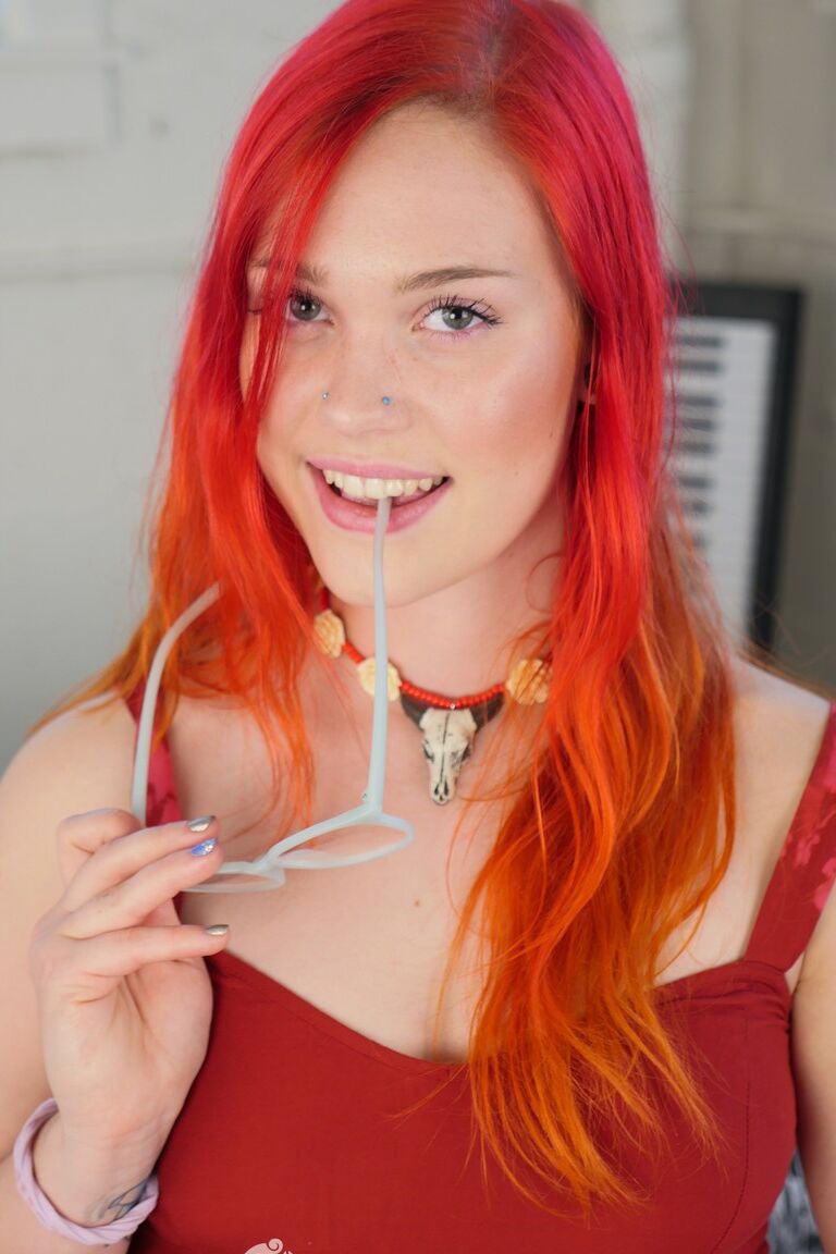 17P メガネをかけた愛らしい赤毛のジェンナビヴ・マリーがソロでクリトリスをからかう