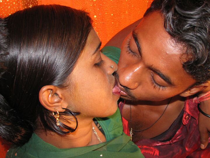 12P Un couple indien échange du sexe oral avant de finir une baise avec un creampie
