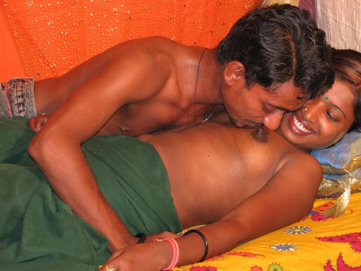 12P Un couple indien échange du sexe oral avant de finir une baise avec un creampie