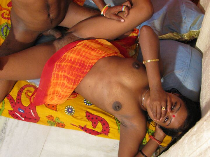 12P Un couple indien échange du sexe oral avant de finir une baise avec un creampie