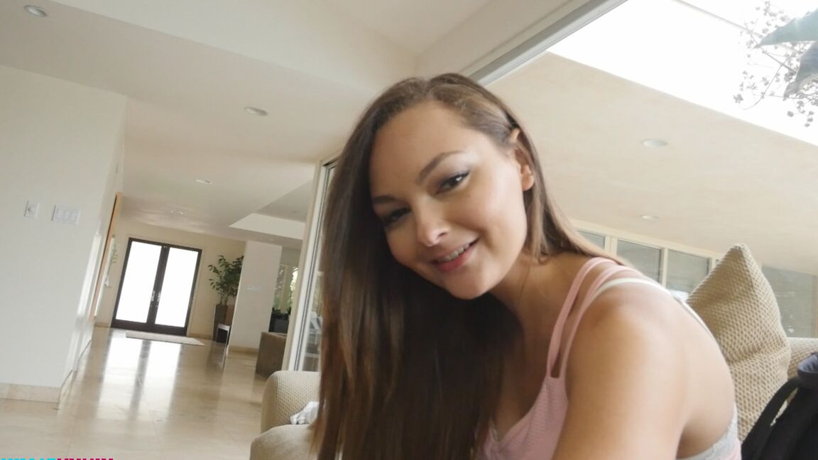 21P Teen Sabrina Rey lutscht den Penis ihres Stiefbruders in POV und nimmt ihn in ihren Muff
