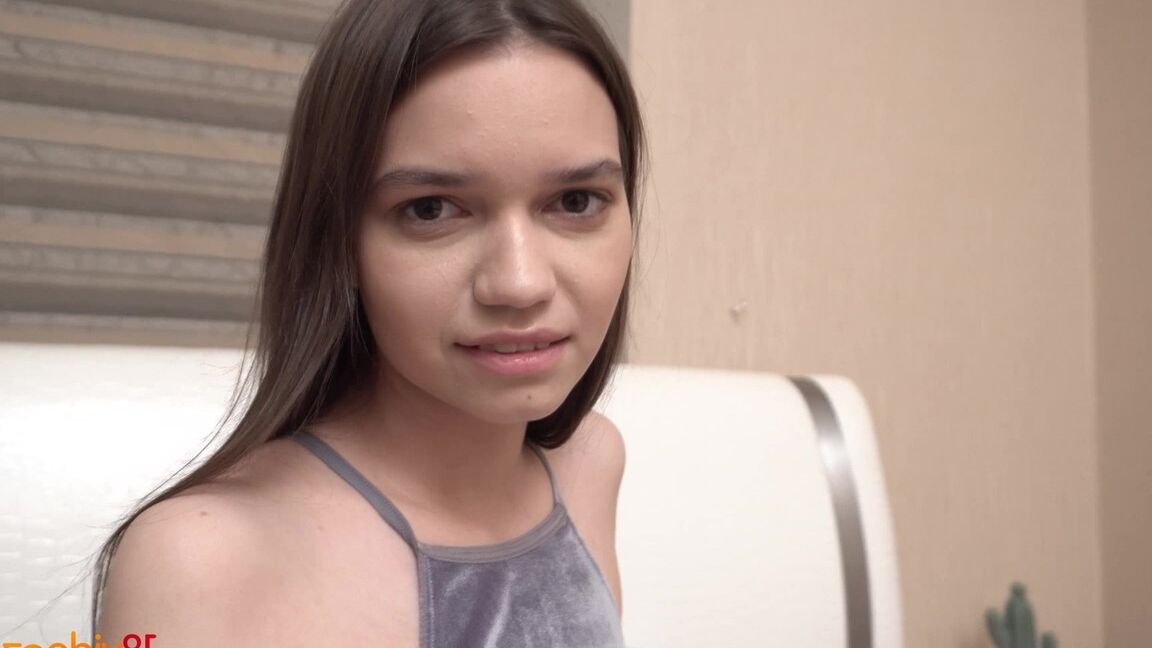 15P Slim Cutie fait une pipe à son petit ami avant de chevaucher sa bite