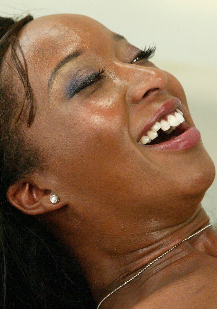 21P Ebony con buenas tetas Stacey Cash es embestida por una máquina de consoladores