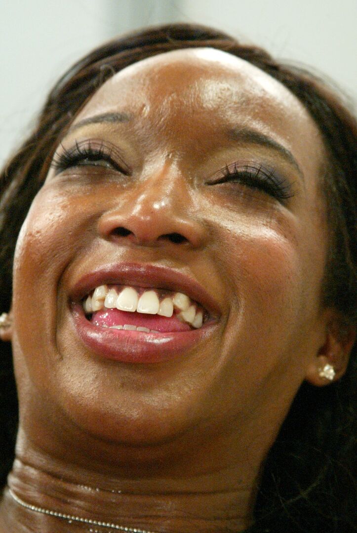 21P Ebony con buenas tetas Stacey Cash es embestida por una máquina de consoladores