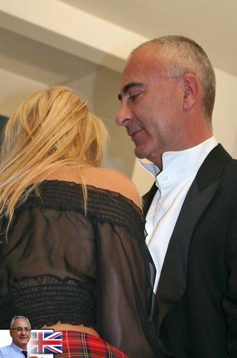 20P MILF rubia tetona Chantelle vestida de colegiala follada por un gordo feo