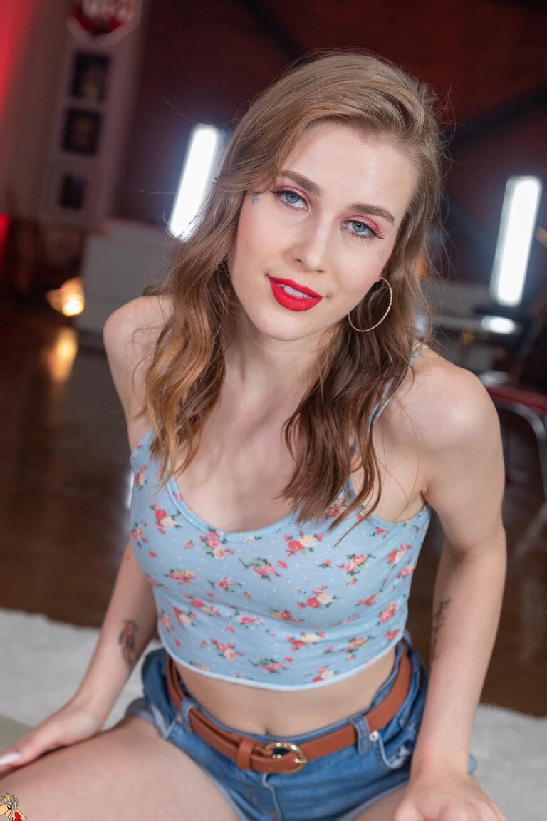 15P Chica blanca delgada luce labios rojos mientras se desnuda para sexo POV
