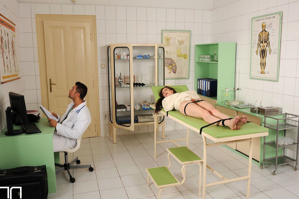 21P A morena Samantha Bentley recebe uma foda facial BDSM de garganta profunda com seu médico