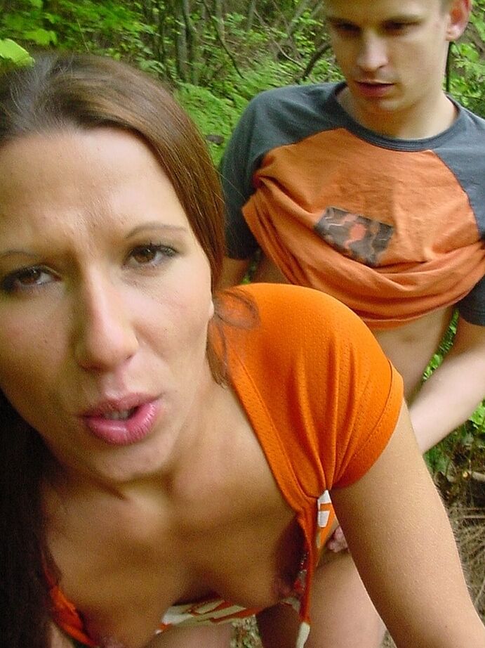 21P Latina traviesa Alexis Suarez follada a lo perrito mientras está de pie al aire libre