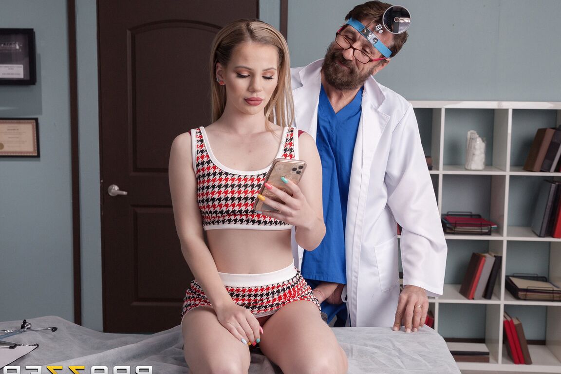 21P A atraente gata Bella Rose gosta de sexo selvagem com seu médico