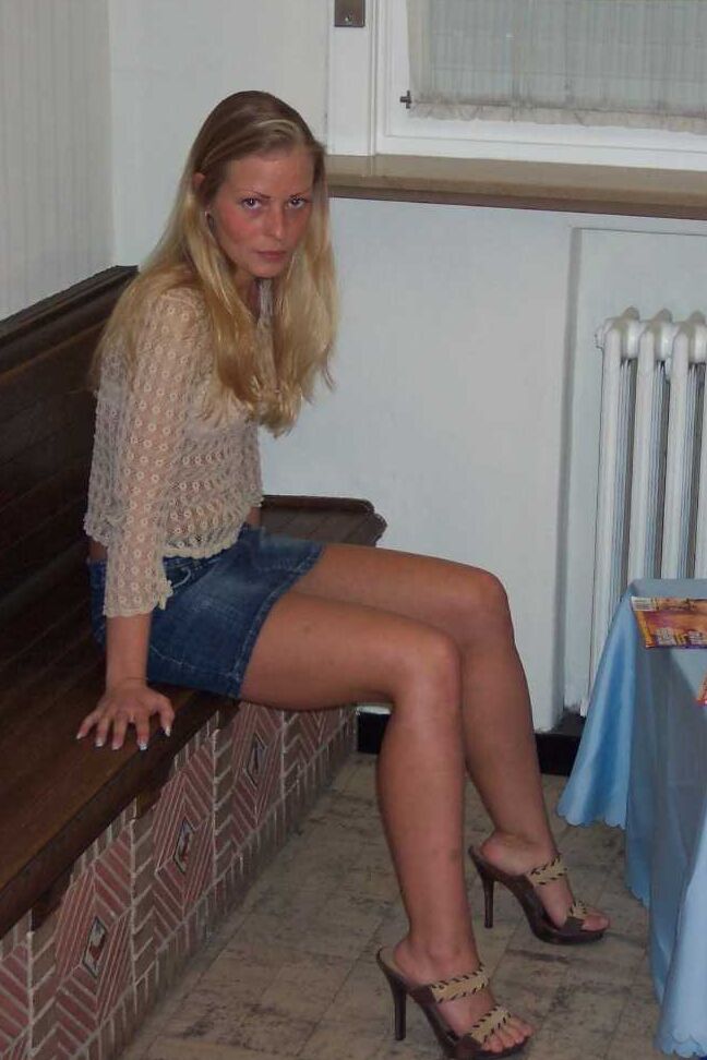 20P Sexy Teenie mit kleinen Brüsten Zafira nimmt einen Schwanz in ihre saftige Muschel