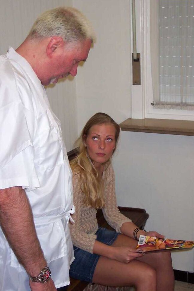 20P Sexy Teenie mit kleinen Brüsten Zafira nimmt einen Schwanz in ihre saftige Muschel