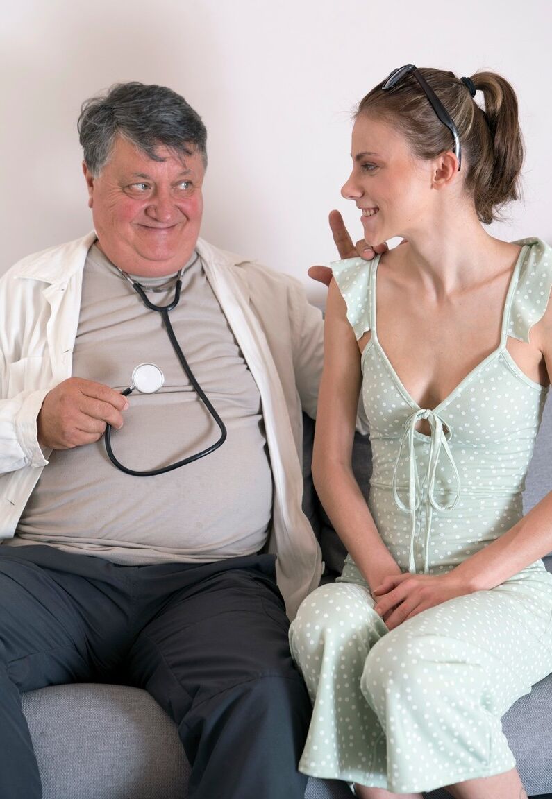 20P La sexy y delgada Hermione se folla a un viejo y gordo doctor después de lamerle el coño