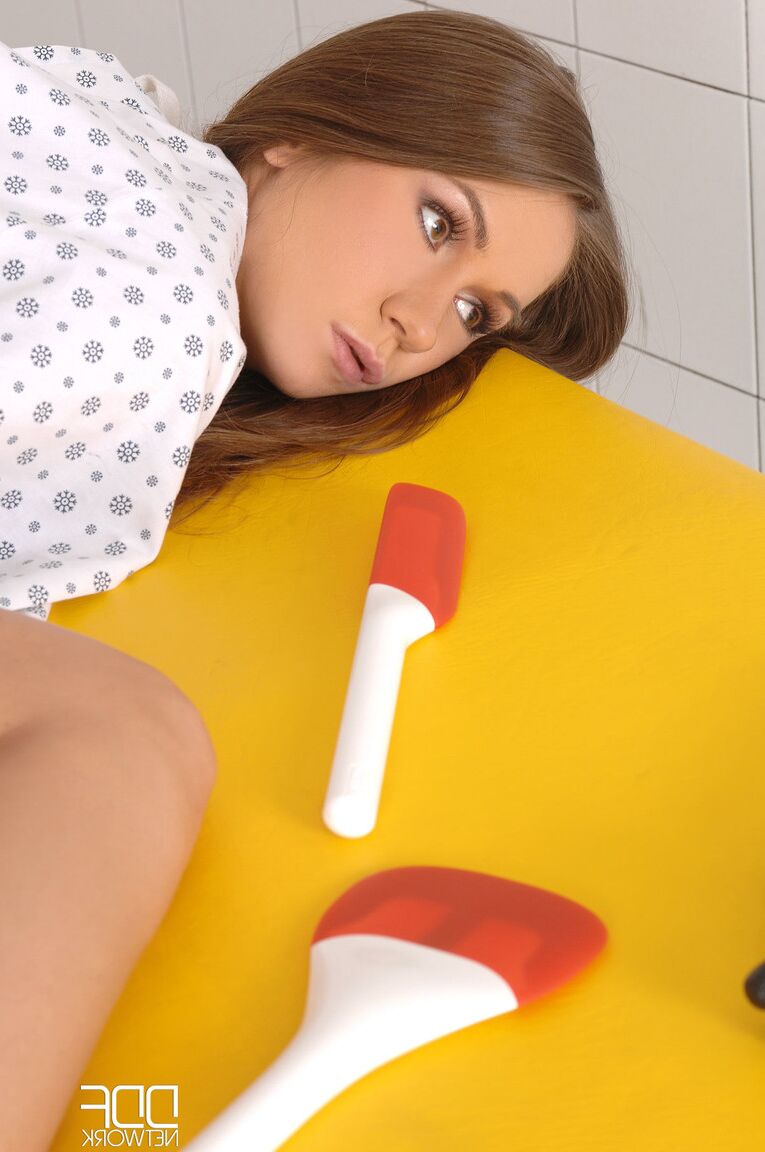 21P La paciente traviesa Mika recibe una fuerte palmada en el culo por un médico cachondo y despiadado