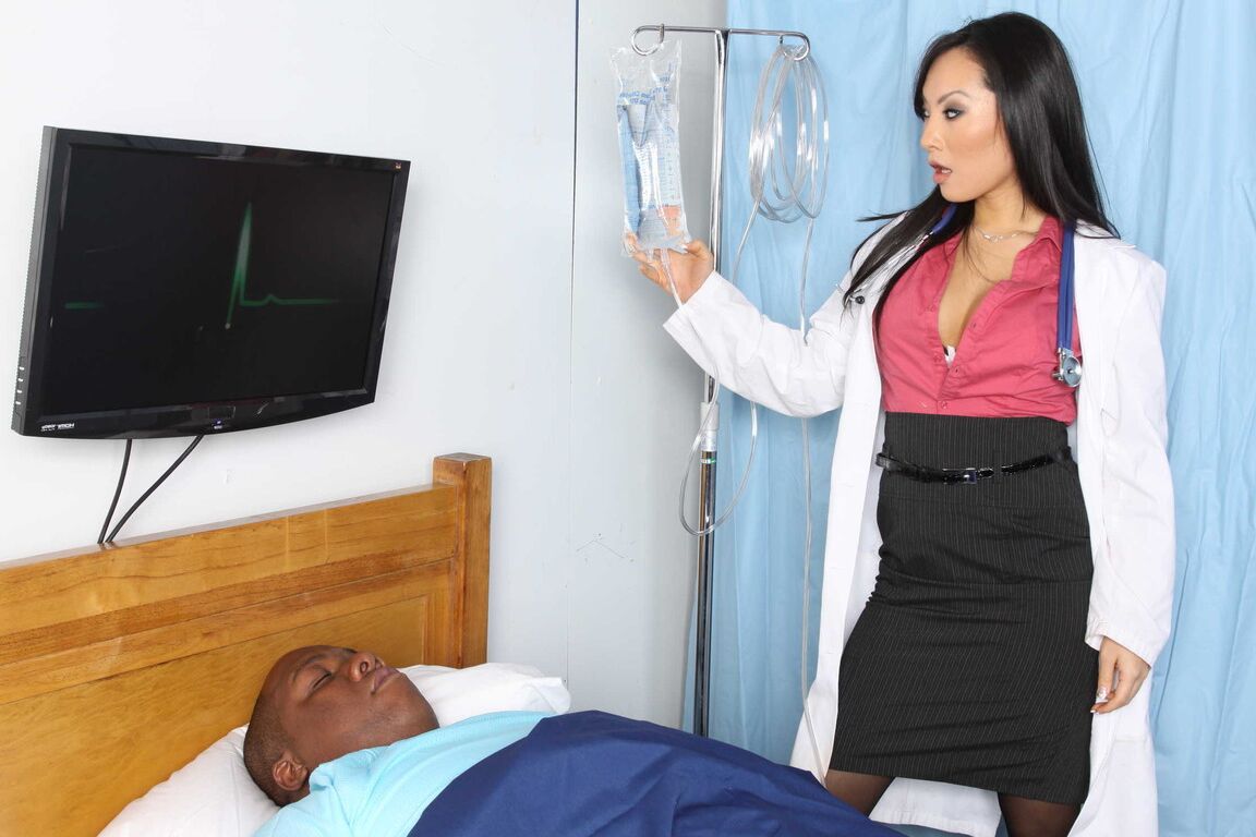 21P La petite MILF asiatique Asa Akira se déshabille et se fait baiser profondément.