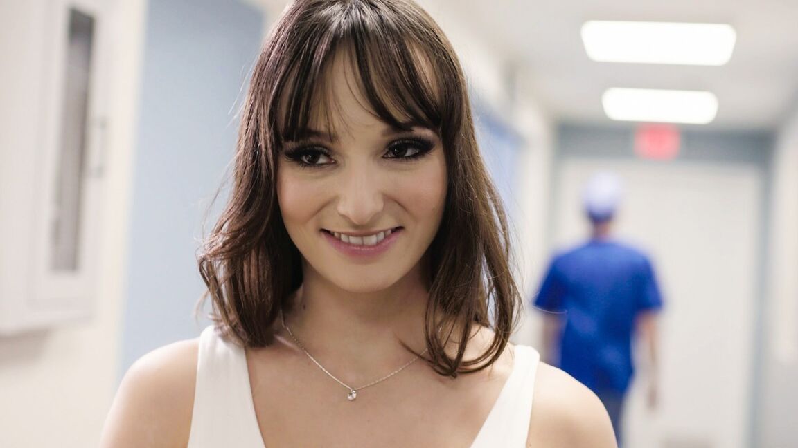 21P Horny MILF com grandes falsificações Lexi Luna é abalroada e enlouquecida por um médico