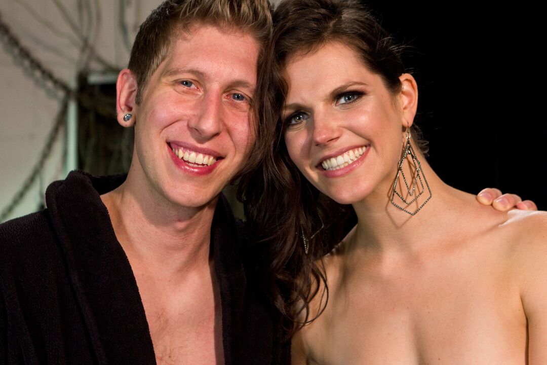 20P Der geile brünette Pornostar Bobbi Starr fickt einen süßen Kerl mit einem Strapon