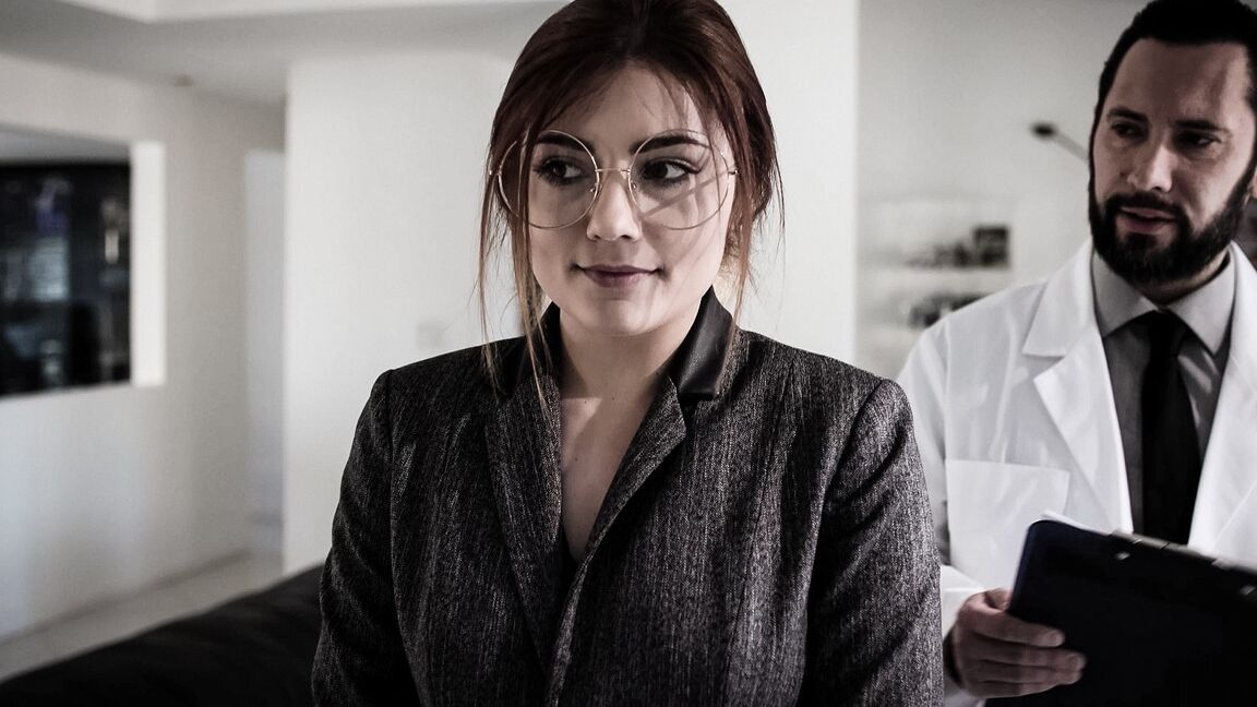 15P A adolescente nerd Adria Rae teve a boca e a vagina brutalmente fodidas pelo médico