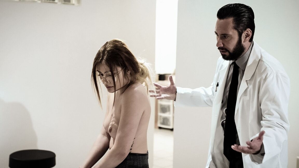 15P A adolescente nerd Adria Rae teve a boca e a vagina brutalmente fodidas pelo médico