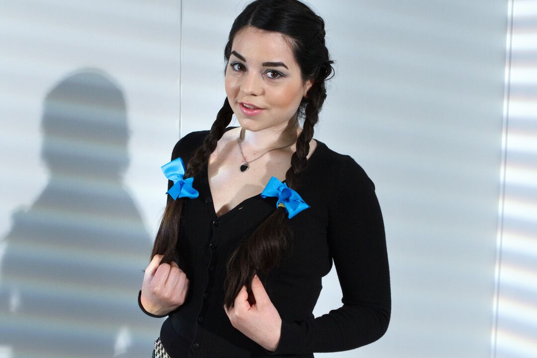 17P La MILF caliente Bobbi Starr y la dulce adolescente Naidyne presentan sus traseros