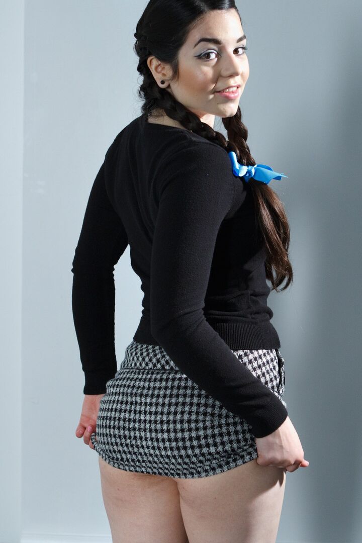 17P La MILF caliente Bobbi Starr y la dulce adolescente Naidyne presentan sus traseros