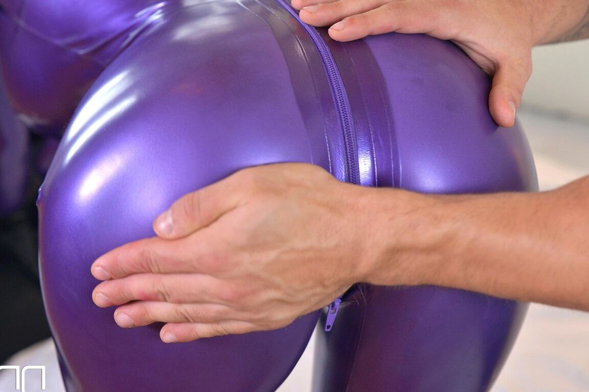 21P Sexy MILF Latex Lucy curtindo dedilhado
