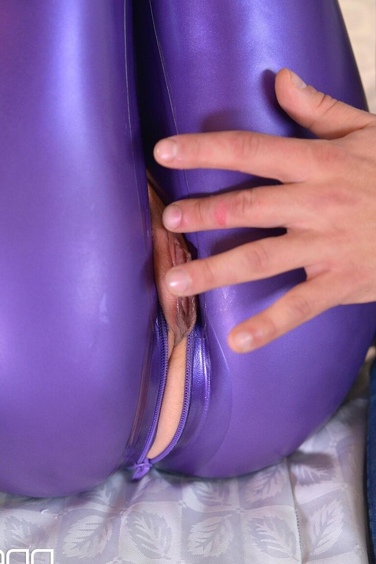 21P Sexy MILF Latex Lucy curtindo dedilhado