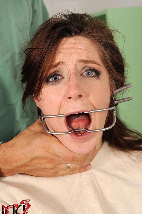 16P Médico pervertido con tendencias fetichistas BDSM haciendo garganta profunda a Samantha Bentley