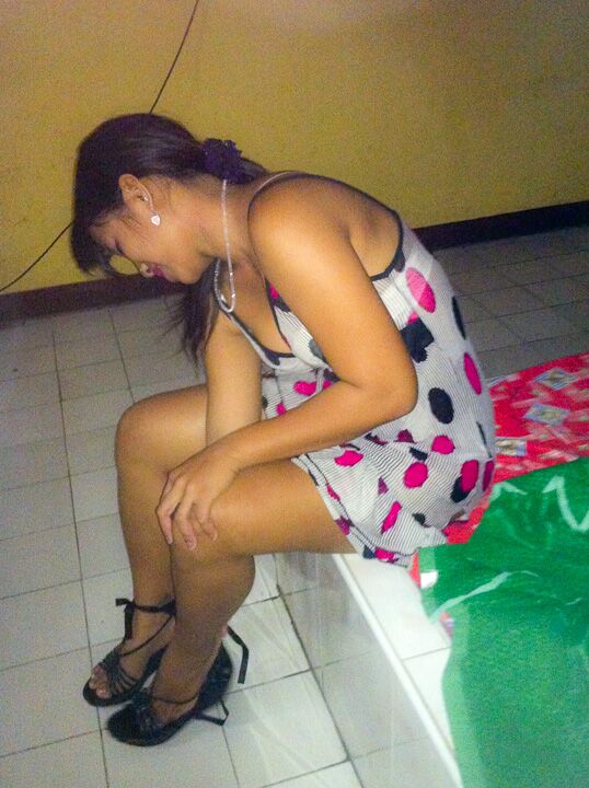 10P Uma garota tailandesa de 19 anos exala esperma de sua buceta peluda depois de fazer sexo com um Farang