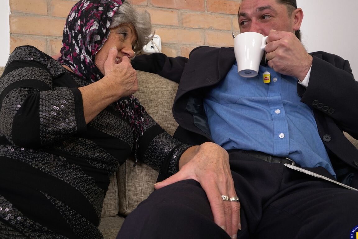 16P Abuelita madura amateur lamida su coño envejecido