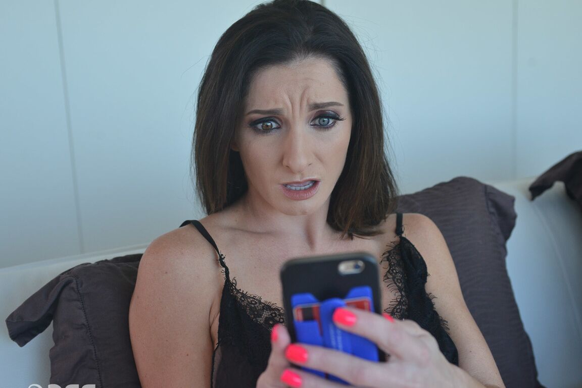 21P Morena sexy com corpo gostoso Silvia Saige tira a roupa e fica com a vulva enegrecida