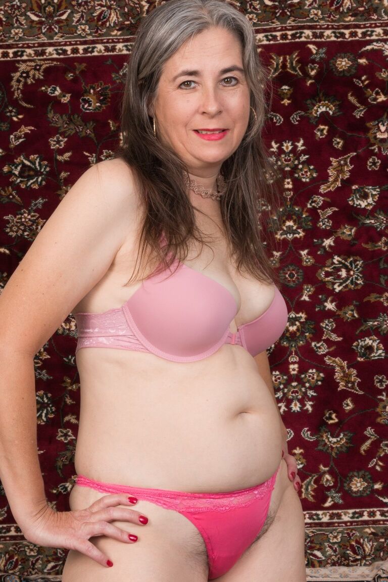 21P Mature avec une chatte poilue Jamie montre ses seins flasques et pose sur un canapé