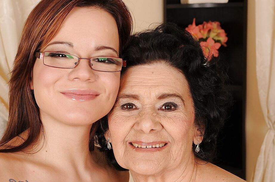 16P Sexy Teenie mit Brille genießt ihren Lesbensex mit einer sehr alten Dame