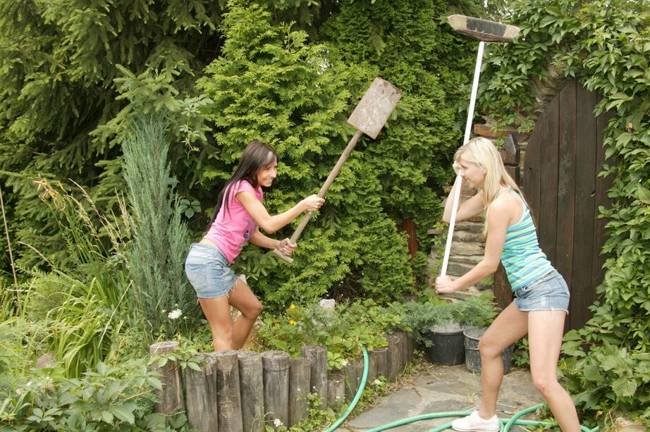16P Diese Mädchen sollten im Garten arbeiten, aber sie fingen an, jedes zu essen