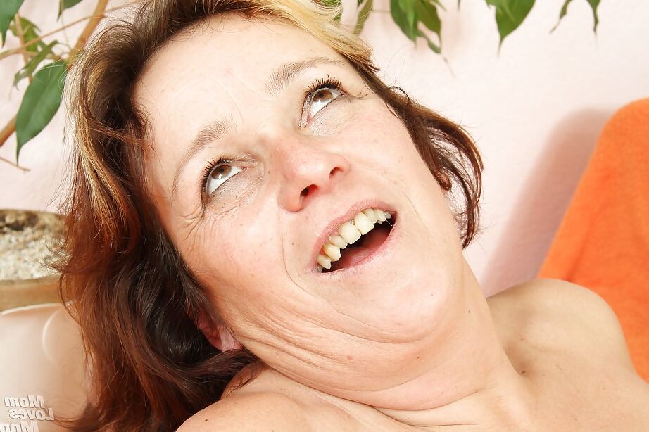 16P Lesbiennes âgées coquines léchant et jouant avec leurs vieux trous poilus