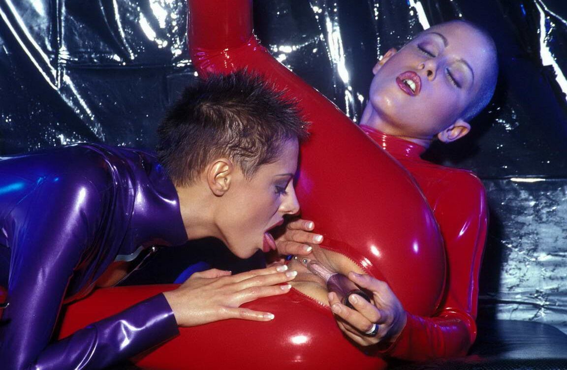 14P Amsterdam Rubber Kinky sluts in red and purple latex