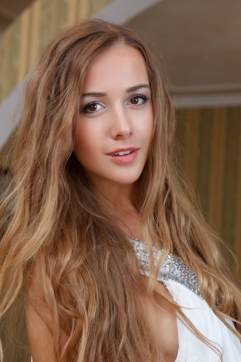20P A atraente adolescente estoniana Lina Diamond mostrando seus peitos minúsculos