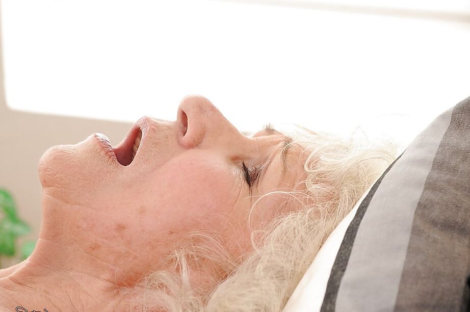16P Jizz-starving granny in stockings gives head and gets shagged hardcore
