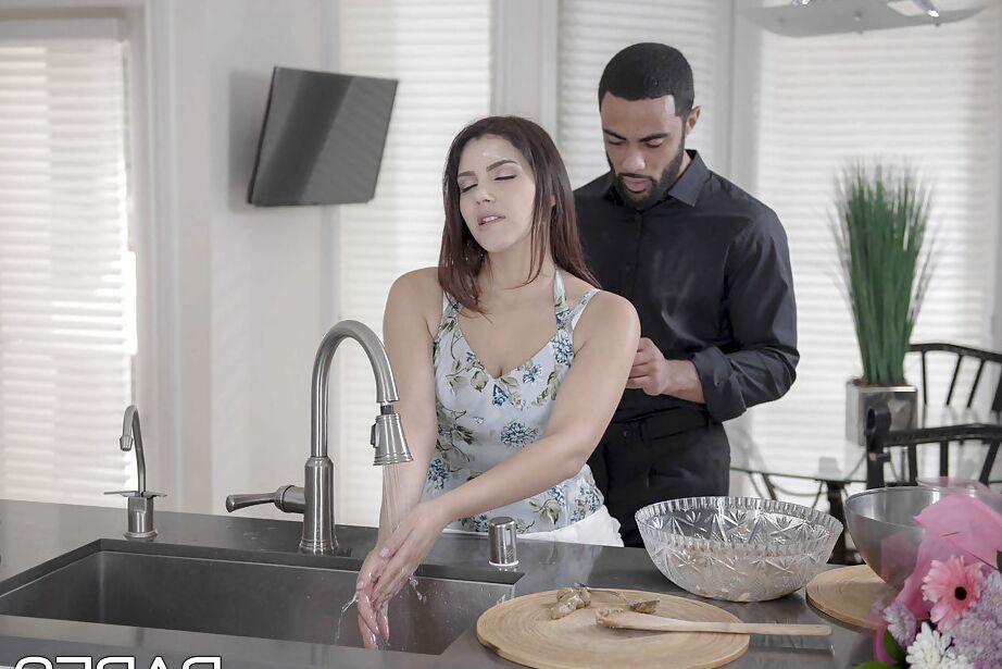 16P La morena Valentina Nappi libera sus buenas tetas antes del sexo interracial