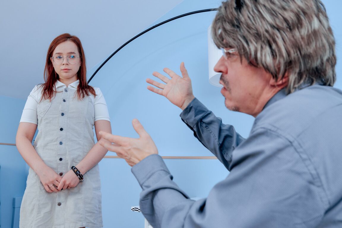 16P Une jeune fille rousse se fait piéger par son ancien professeur pour qu'elle ait des relations sexuelles